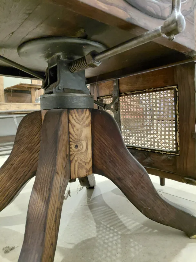 Sillón de barbero antiguo madera y rejilla