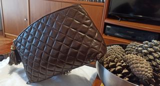 Bolso de piel marrón acolchado