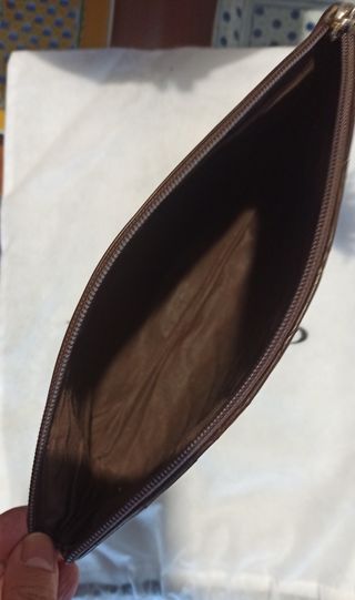 Bolso de piel marrón acolchado