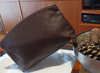 Bolso de piel marrón acolchado