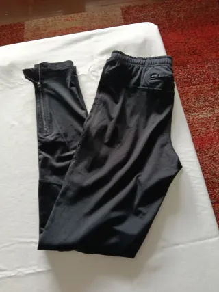 Chándal negro con cremallera