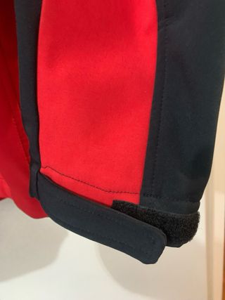 Cortavientos BREEZY Rojo y Negro