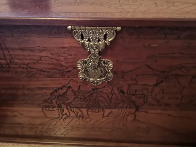 Baúl de madera con detalles metálicos