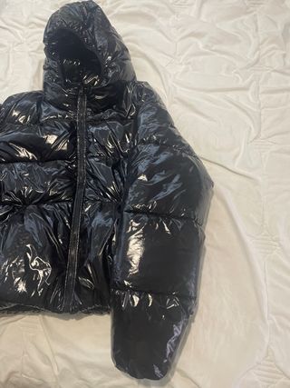 Chaqueta brillante negra con capucha
