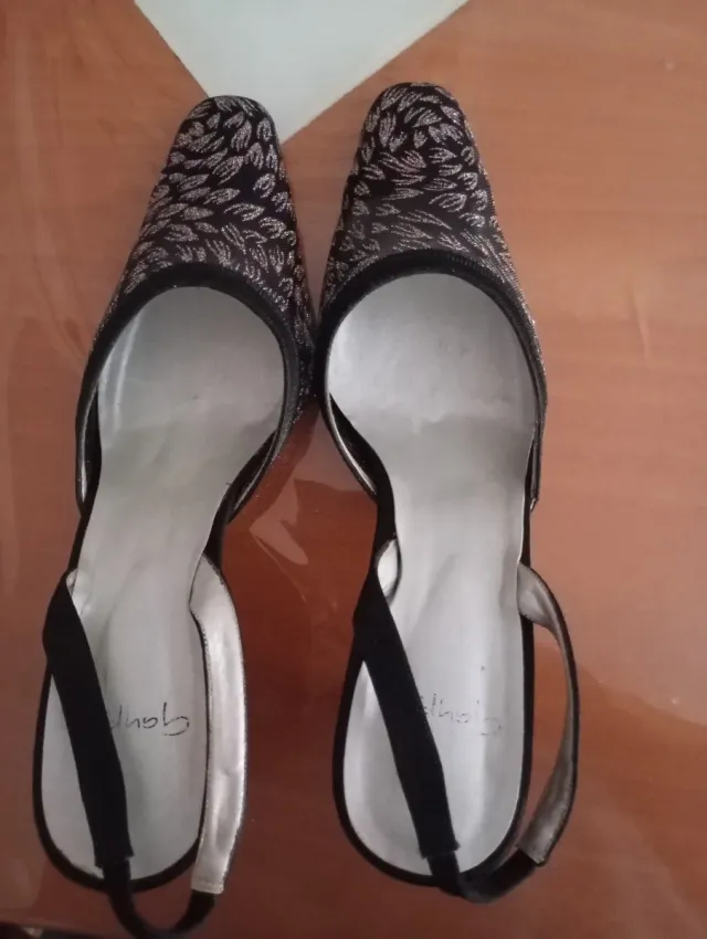 Zapatos de fiesta negros y plateados con brillos