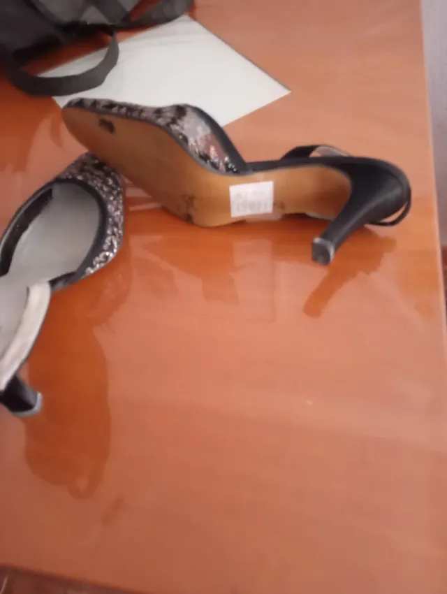 Zapatos de fiesta negros y plateados con brillos