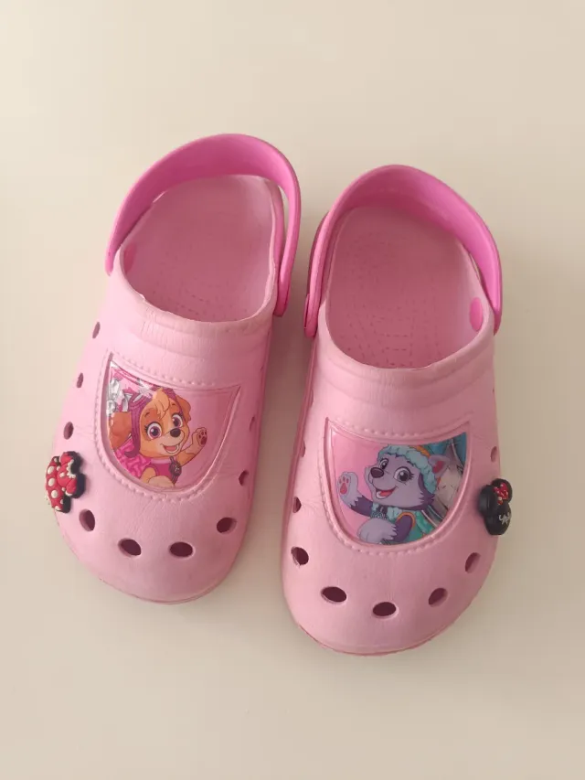 Zapatillas tipo Crocs niña + charms originales T31