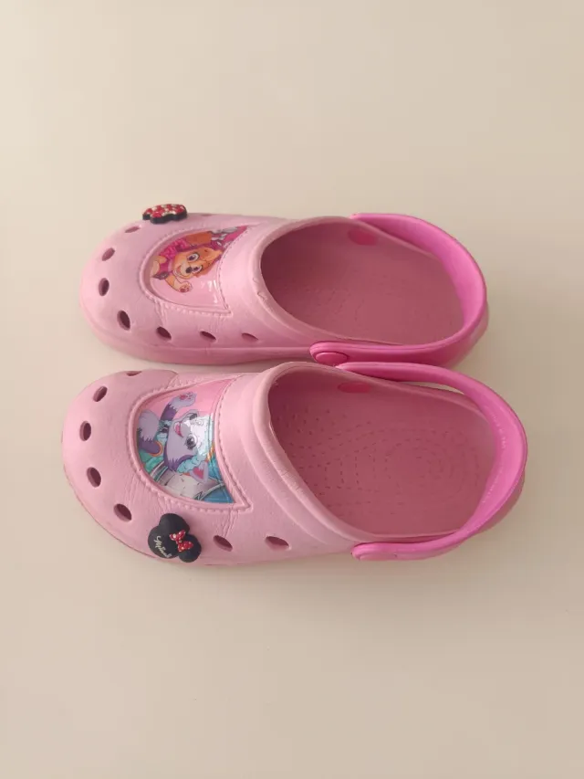 Zapatillas tipo Crocs niña + charms originales T31