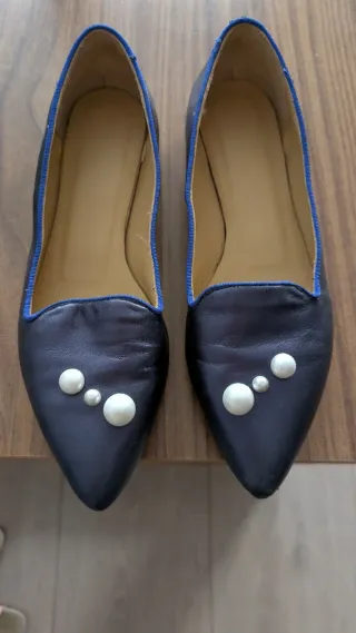 Zapatos planos azules con perlas, no tiene marca