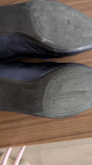 Zapatos planos azules con perlas, no tiene marca