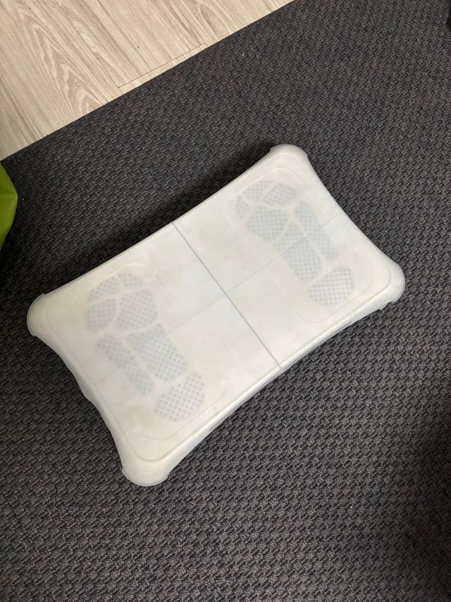 Nintendo Wii + Base + 2 Mandos