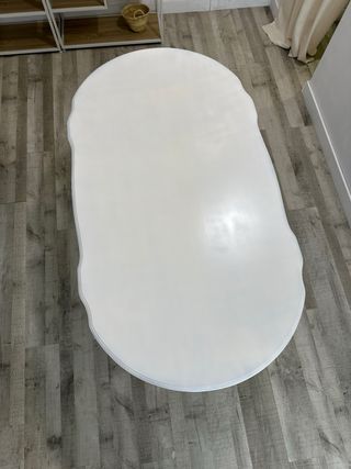 Mesa vintage restaurada dorada y blanca