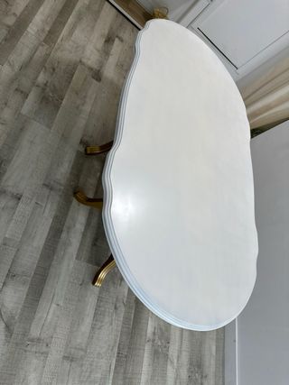 Mesa vintage restaurada dorada y blanca