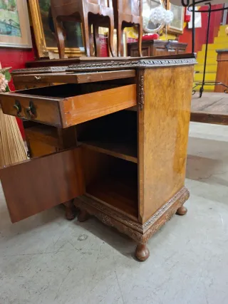 Coppia comodini in legno intarsiato