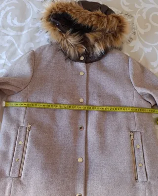 Chaqueta beige con capucha y pelo