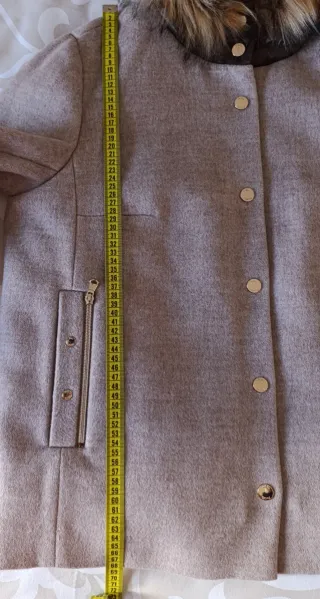 Chaqueta beige con capucha y pelo