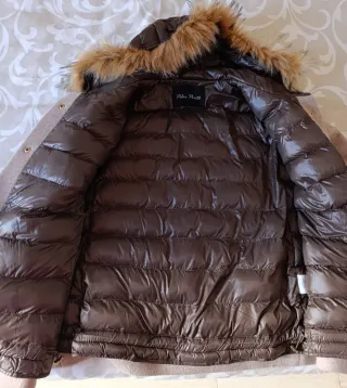 Chaqueta beige con capucha y pelo