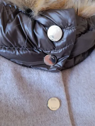 Chaqueta beige con capucha y pelo