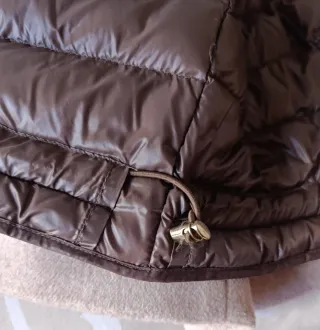 Chaqueta beige con capucha y pelo