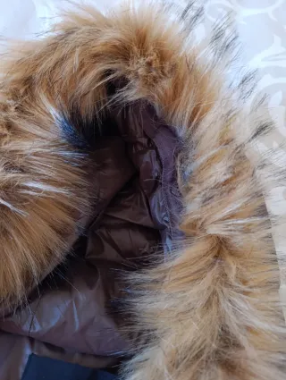 Chaqueta beige con capucha y pelo