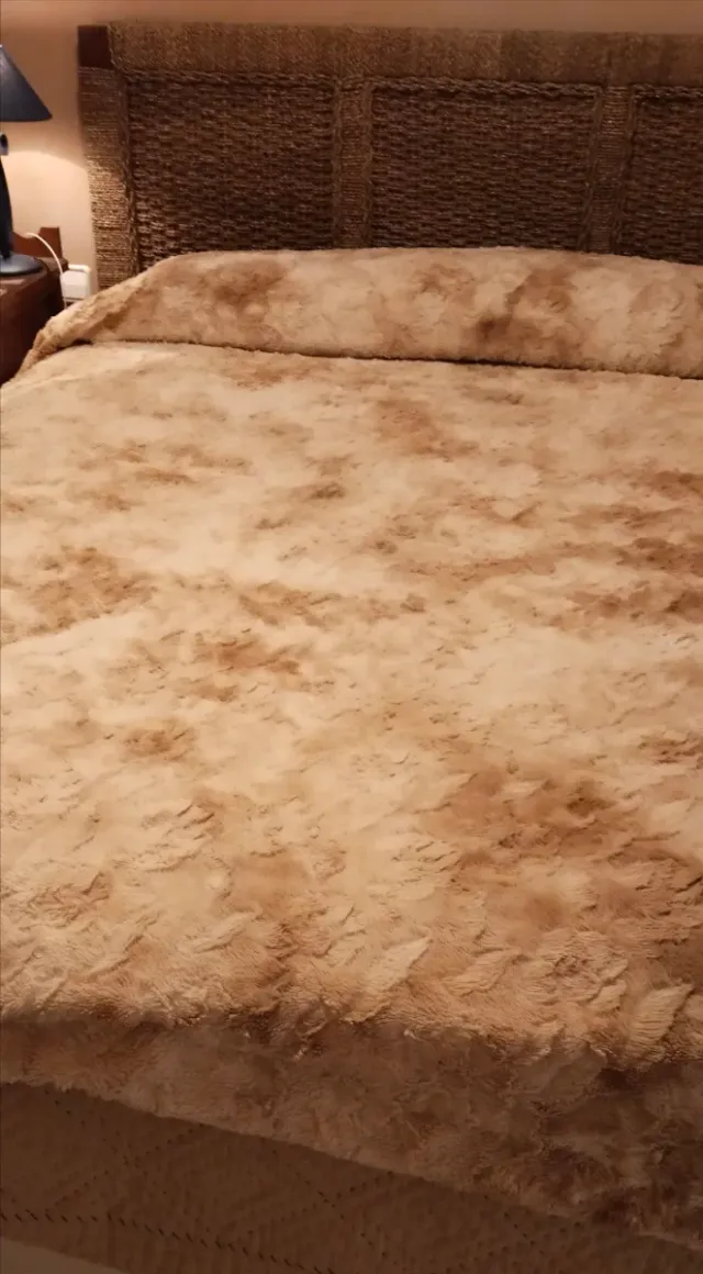 Manta suave bege e marrom