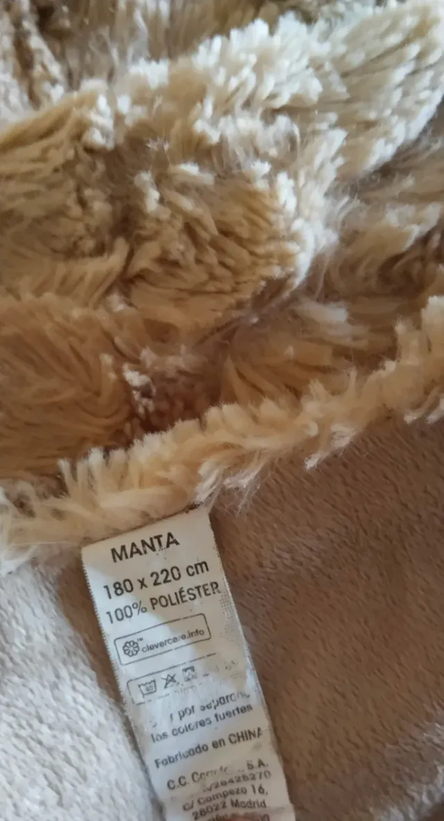 Manta suave bege e marrom