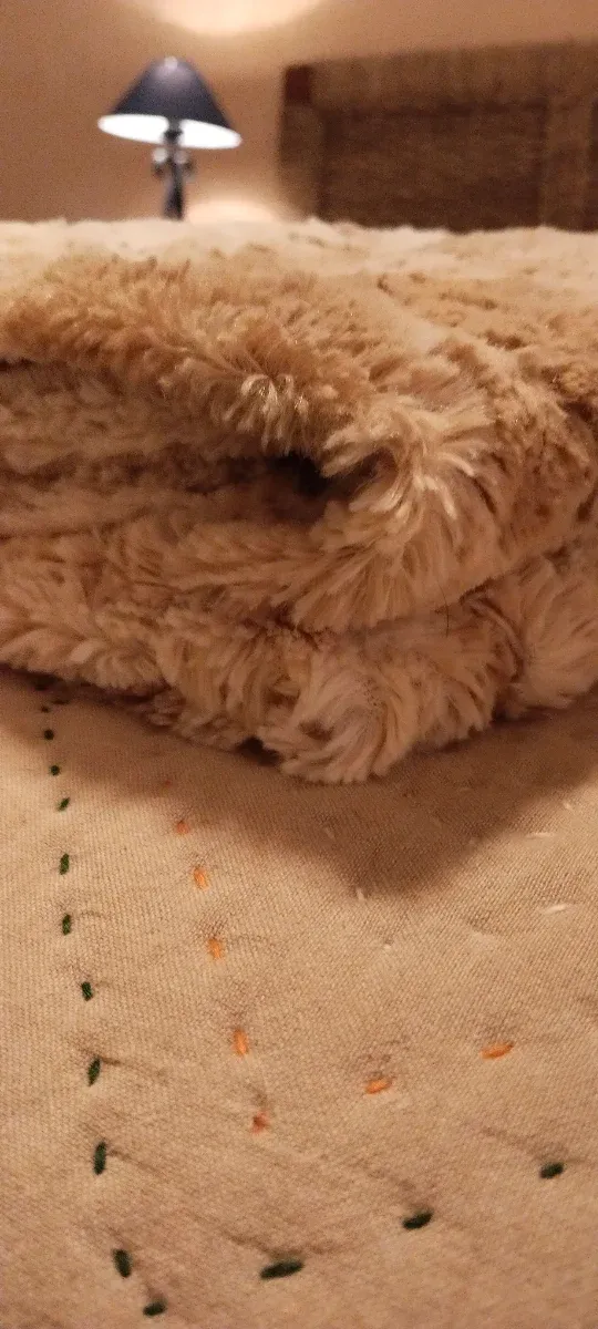 Manta suave bege e marrom