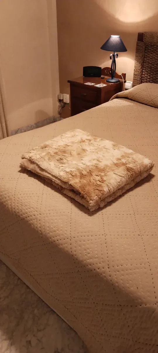 Manta suave bege e marrom