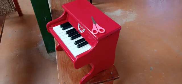 Piano giocattolo rosso per bambini