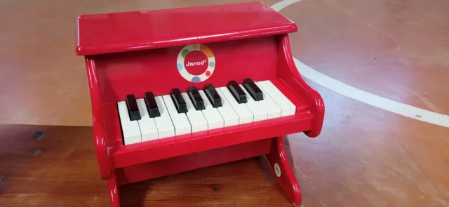 Piano giocattolo rosso per bambini