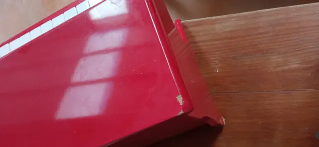 Piano giocattolo rosso per bambini