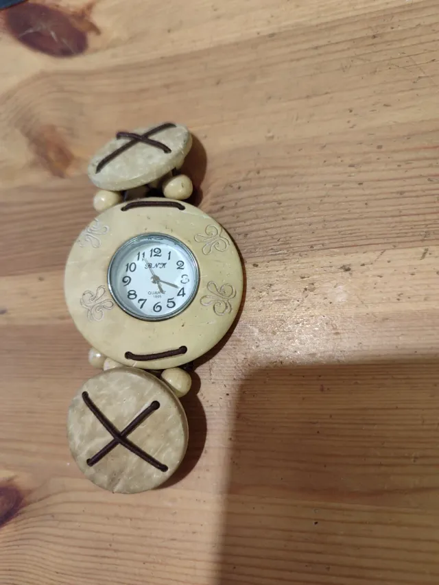 Orologio in legno decorato