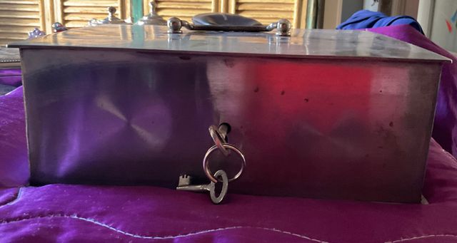 Caja metálica grande con llaves