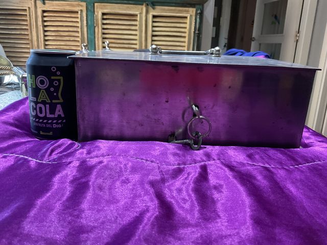 Caja metálica grande con llaves