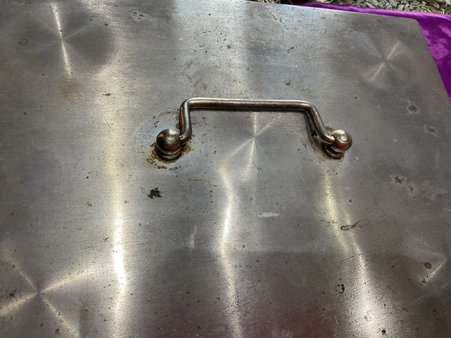 Caja metálica grande con llaves