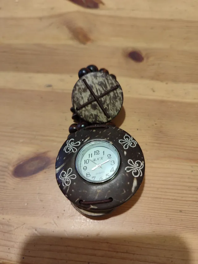 Orologio artigianale in noce di cocco