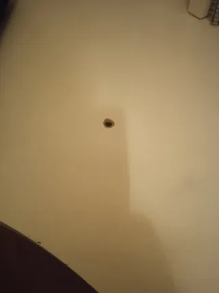 Escritorio esquinero blanco y madera