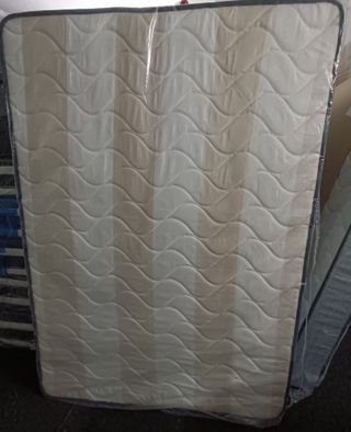 Materasso in schiuma con design imbottito e rigido