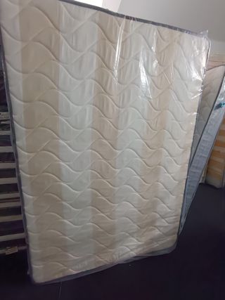 Materasso in schiuma con design imbottito e rigido