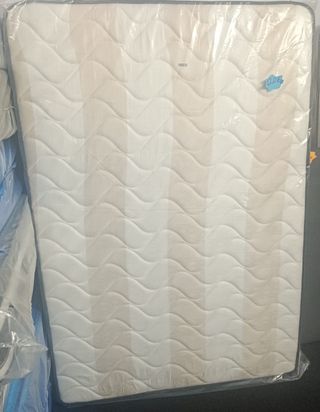 Materasso in schiuma con design imbottito e rigido