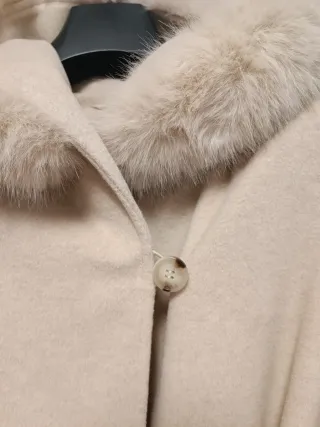 Abrigo paño nude/beige capucha pelo Talla 42