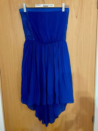 Vestido azul strapless con encaje