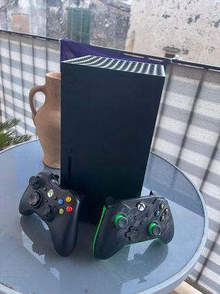 Xbox Series X + 2 Mandos (como nueva)
