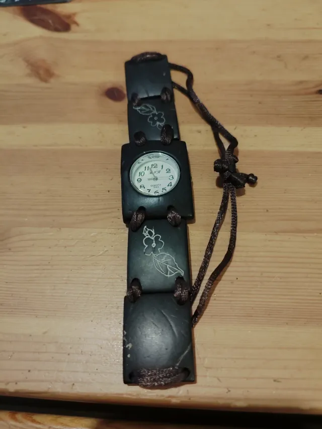 Orologio in legno con design floreale