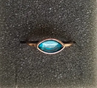 Anillo dorado aguamarina resina