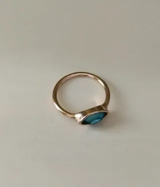 Anillo dorado aguamarina resina