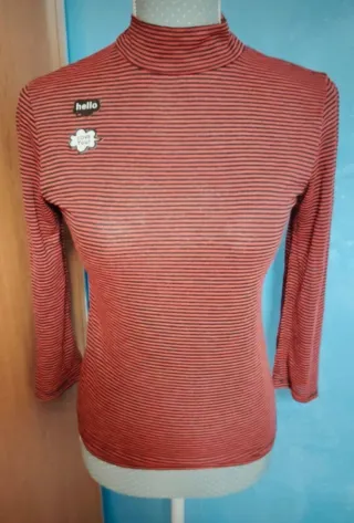 Camiseta de rayas cuello alto