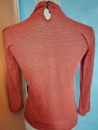 Camiseta de rayas cuello alto