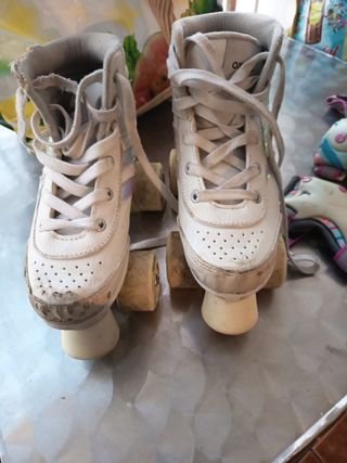 Patinetes de ruedas blancos