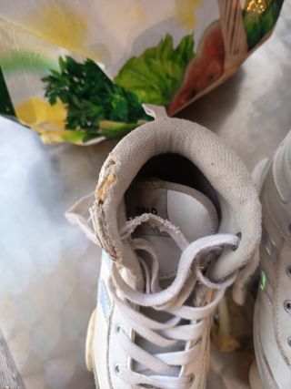 Patinetes de ruedas blancos